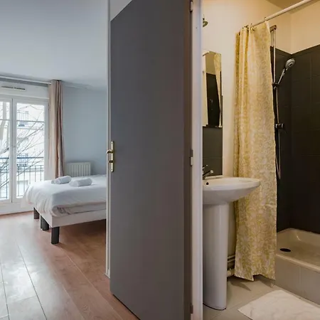 Standing In Disneyland Bmyguest Apartment *